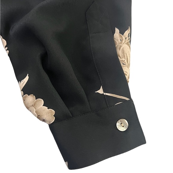 Liz Claiborne, SZ 12, Black/Beige Floral Print, Long Sleeve, Button Up. - Picture 7 of 9